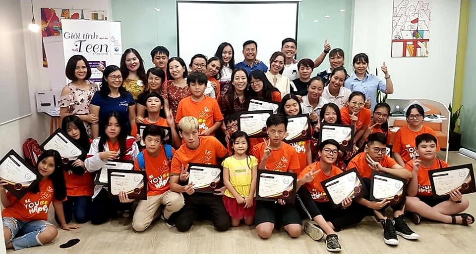 Các bạn teen nhận chứng nhận cuối khóa