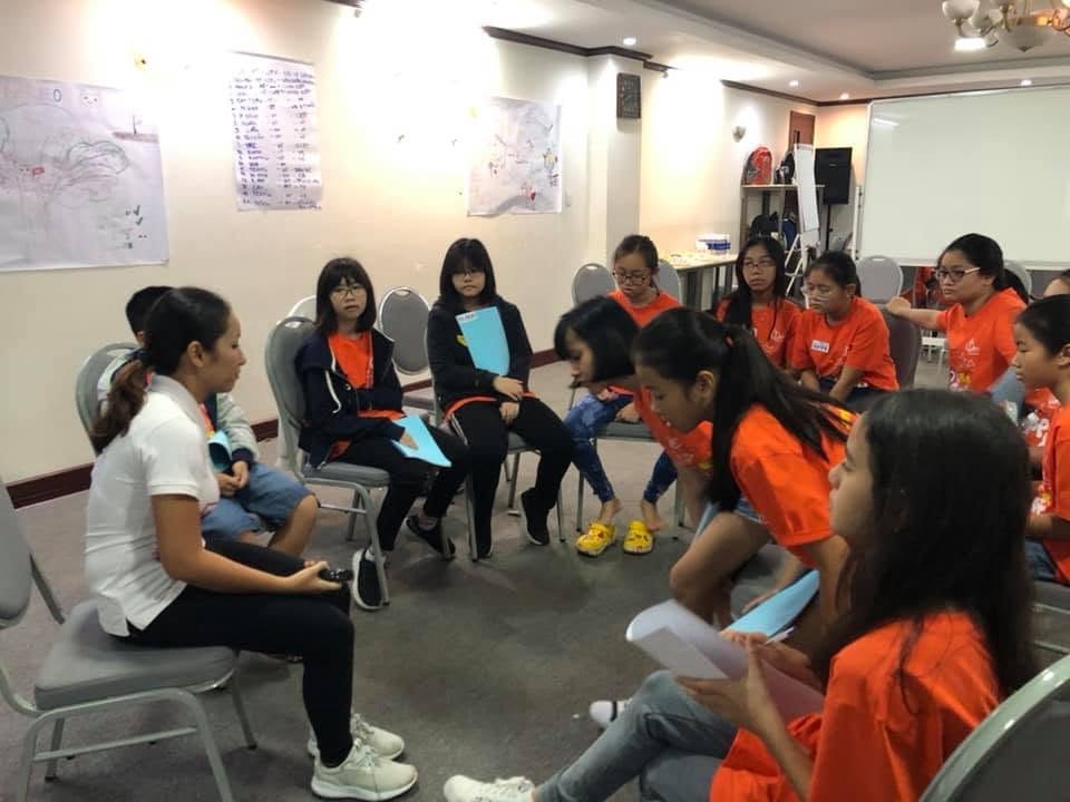 Các bạn teen thảo luận nhóm
